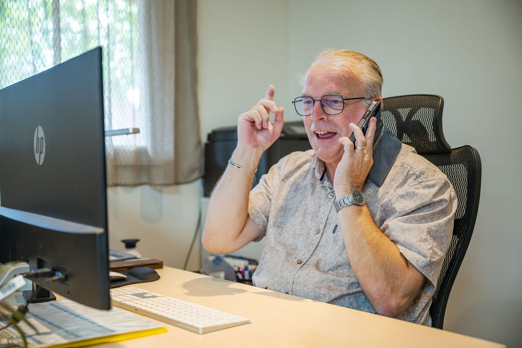 Wieger Luchtenburg, eigenaar van Administratiekantoor KleingeLuc, aan de telefoon